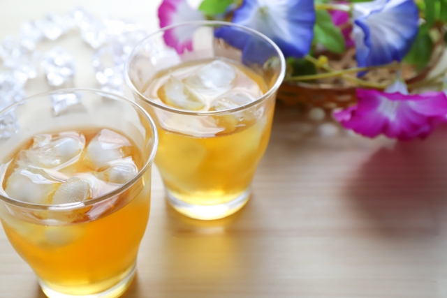朝顔の花が乗ってる机の上にグラスに氷が入ったお茶が2つ